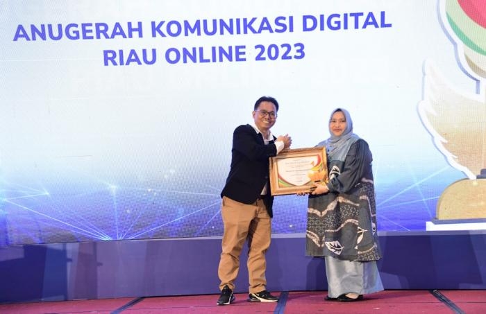 Bupati Bengkalis Kasmarni Terima Penghargaan dari Riauonline Pekanbaru 