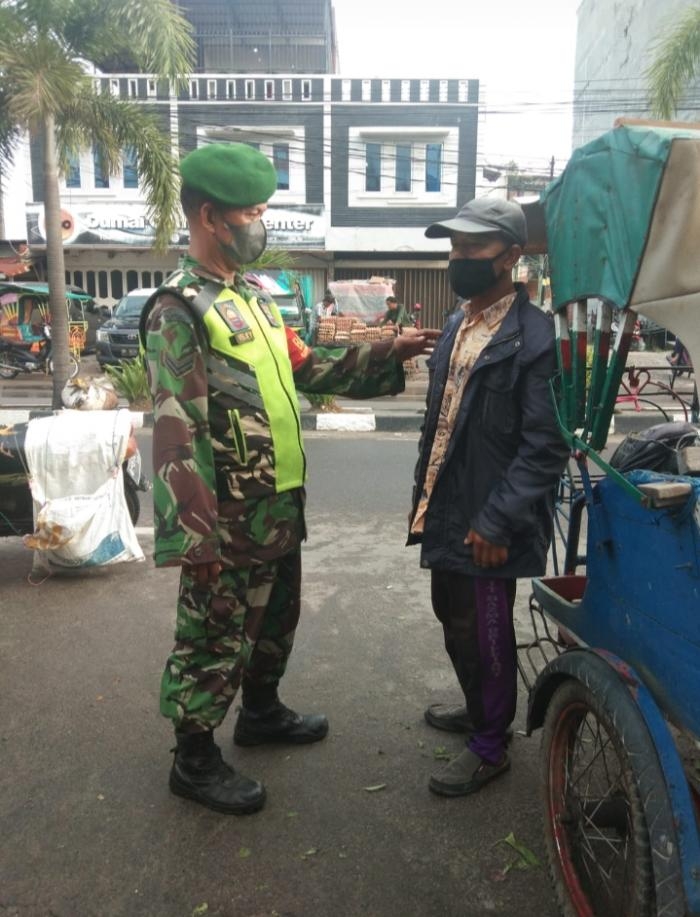 Cegah Bahaya Covid 19, Sertu Velky Giat Lakukan Prokes di Kelurahan Sungai Apit