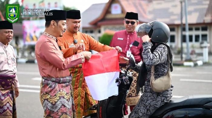 Bupati Bengkalis Kasmarni Instruksikan PD Bagikan Bendera Merah Putih 