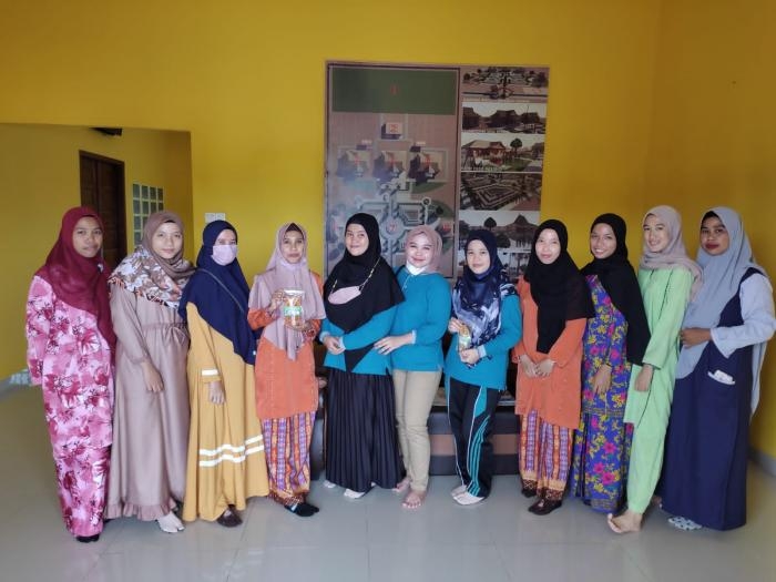 Mahasiswa KKM STIE Syariah Bengkalis, Olah Kelapa Muda Jadi Makanan Ringan