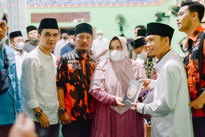 Bupati Bengkalis Kasmarni menyerahkan Bantuan Zakat Konsumtif Untuk Mustahik dan Santunan Anak Yatim