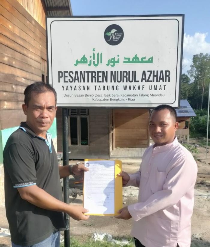 Belum Ada Listrik, Dosen Polbeng Beri Bantuan Lampu Tenaga Surya di Ponpes Nurul Azhar Bagan Benio