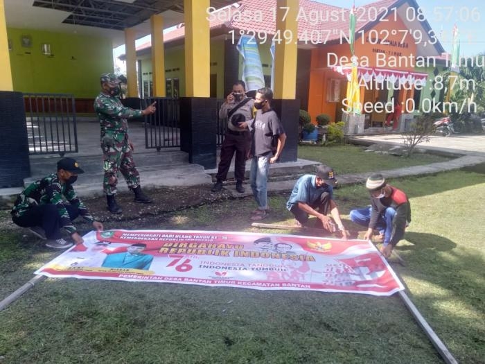 Melalui Komsos, Serda Rustam Ingatkan Warga Desa Bantan Timur Ikuti Aturan Prokes
