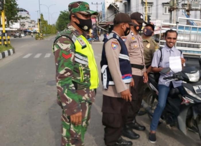 Cegah Covid 19, Babinsa Koramil 09 Minas Gelar Operasi Prokes
