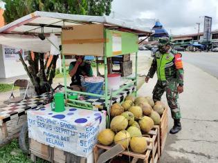 Antisipasi Virus Penyebaran Pasar Tradisional, Serda Sugiarto Gelar Operasi Prokes