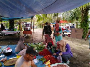 Antisipasi Virus, Serka Risman Girsang Kembali Gelar Operasi Yustisi di Pasar Tradisional