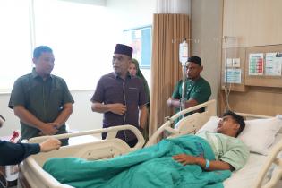 Ketua DPRD Riau Kaderismanto Sambangi Mahasiswa UMRI Korban Dugaan Kekerasan di RS Awal Bros 