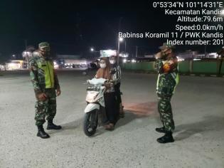 Putus Covid 19, Serda Satria M Giat Lakukan Aturan Prokes Di Kelurahan Telaga Sam Sam