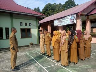 Tegakkan Disiplin, Sekdes Desa Senderak Muhammad Syuib Pimpin Apel Pagi