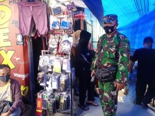 Antisipasi Virus, Serda SE Sinulingga Lakukan Operasi Yustisi di Pasar Tradisional
