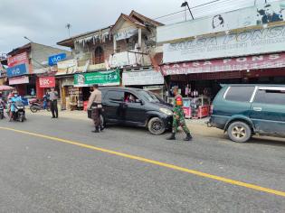 Serda Happy Setiawan Kembali Terapkan Aturan Prokes Pada Operasi Yustisi di Kelurahan Minas