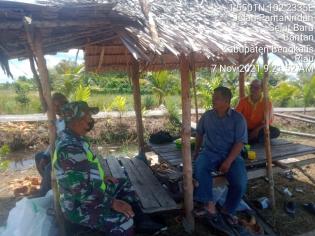 Cegah Bahaya Covid 19, Serda Armansyah Gelar Kegiatan Komsos di Desa Selatbaru